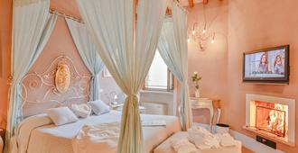 Hotel Palazzo Del Capitano Wellness & Relais - Historic Luxury Capitano Collection - San Quirico d'Orcia - Bedroom
