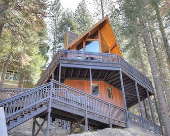Treetops Cabin - Yosemite West - Building