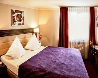 Hotel Famosa - Düsseldorf - Bedroom