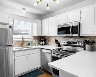 5 min walk to beach! 2 bd/2ba! ~Sleeps 5! - Seagrove Beach - Kitchen