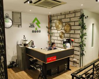 Rain Forest Hotel - Kuala Lumpur - Front desk