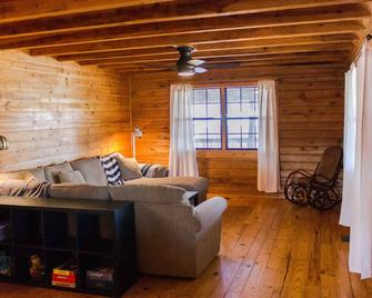 Gorgeous 5 Bedroom Log Home Less Than 5 Minutes From Chaumette And Charleville. - Sainte Genevieve - Living room