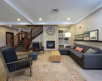 Country Inn & Suites by Radisson, Lake George, NY - Queensbury - Obývací pokoj