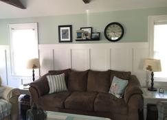 “Dutch Harbor”-Mackinaw City Cottage- walking distance to town - Mackinaw City
