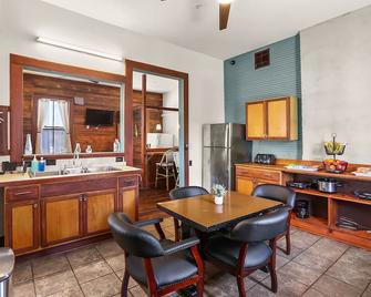 Site 61 Guesthouse - New Orleans - Kitchen