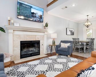 The West Nest 2 -Families, 2 Kings, Game Room - Canyon - Living room