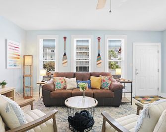 Salty Shack Unit A Dog Friendly Home Across from the Beach - Central Location - Folly Beach - Pokój dzienny