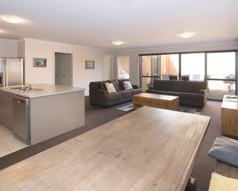 Marina Seaside Escape- Wifi - Busselton - Living room