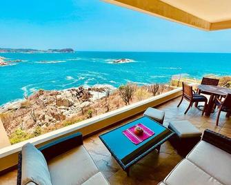 Next to Arrocito beach! Oceanfront condo for 6, Two Pools, 24hr Security, Wi-Fi - Santa María Huatulco - Balcón