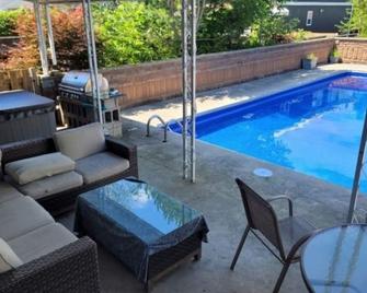 4+BDR Riverfront Retreat with Private Pool and Yard - Port Stanley - Piscina