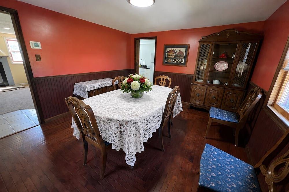 Rustic 3-bedroom farmhouse in fabulous Pittsville, 20 minutes from the beach