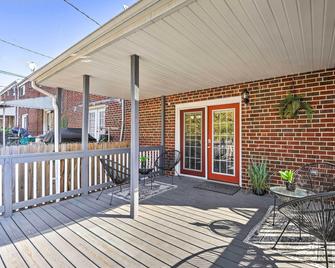 Chic Townhome w/ Deck: 6 Mi to Dtwn Baltimore - Baltimore - Ban công