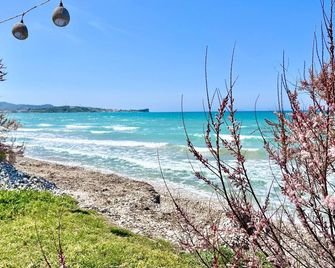 Beachfront Suites Gardenmare By Dadovillas - Acharavi - Plaża