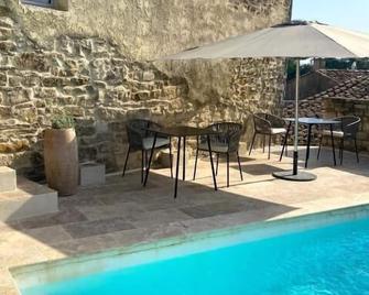 Grand Luxe Suite Graffiti With Xxxl Whirlpool Bath With Shared Pool Access - Martignargues - Piscina
