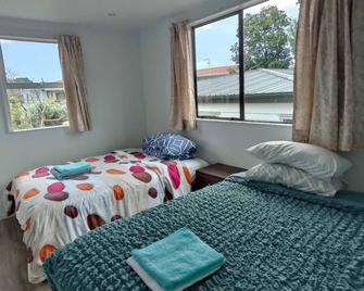 6 Beds including 4 Double Beds and 2 Single Sofa Beds Serviced Chalet B - Auckland - Habitación