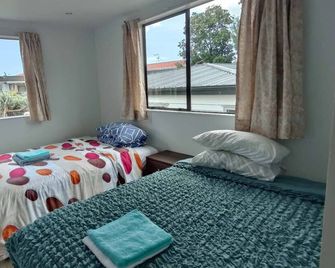 4 Double Beds and 2 Single Sofa Beds Chalet - Auckland - Camera da letto