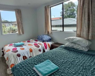 4 دبل آند 2 سوفا بدز إين 2 بدروم - أوكلاند - غرفة نوم