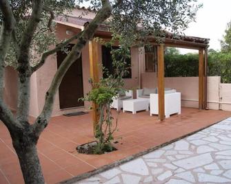 Lovely studio with large exclusive outdoor space just 500 meters from the sea - بالاو - شرفة مرصوفة