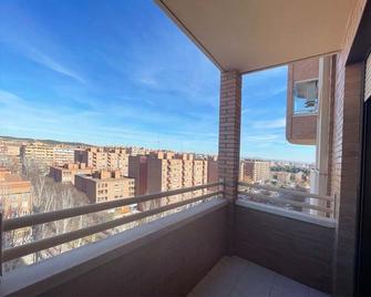Apartamentos El Pilar Suites 3000 - Zaragoza - Balcón