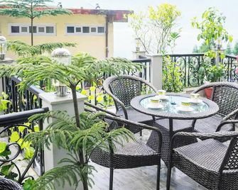 Hotel Broadway Mall Road Darjeeling - Darjiling - Balkon