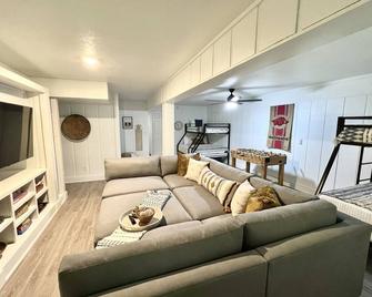 Guest House w/ Pool and Hot Tub! 10min away from Lake Norfork! - Mountain Home - Вітальня