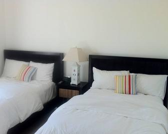 Beautiful Two Bedroom Ocean View Apartment For Rent. - Alice Town - Bedroom