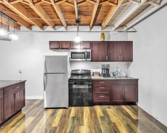 Stylish Chic Retreat at Lafayette Lofts apts - Detroit - Keuken