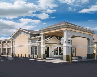 Super 8 by Wyndham Oklahoma Airport Fairgrounds West - Kota Oklahoma - Bangunan