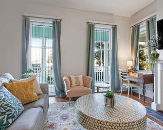 Big Bright and Beautiful by Forsyth Park - Savannah - Living room