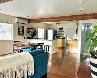 Adorable Home on the Park 10 miles South of Eugene - Creswell - Living room