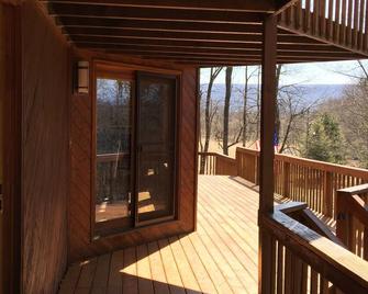 Stunning Cabin Rental with a Hot Tub Overlooking Fishing Creek near Sproul State Forest, Pennsylvania - Mill Hall - Balcony