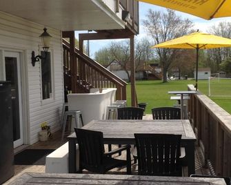 Group Accommodations, 10 min to the Falls! All amenities & games in and out!!! - Niagara Falls - Patio