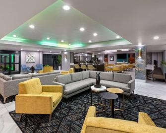 La Quinta Inn & Suites by Wyndham Olathe - Olathe - Area lounge
