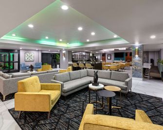 La Quinta Inn & Suites by Wyndham Olathe - אוליית - טרקלין