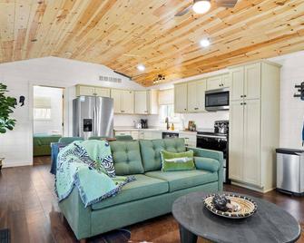 The Lodges at Eden Reserve - Cabins Near Ark - Williamstown - Living room