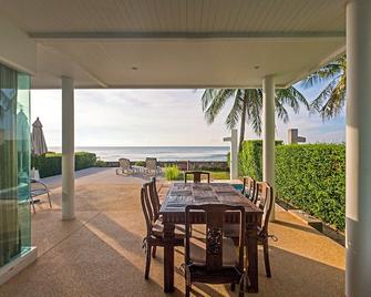 Beachfront house with a real beach location. Private jaquzzi, - Ban Huai Yang - Patio