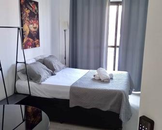 Studio Novo Completo - Cidade Jardim. Wifi/piscina/ótima Localização/lavanderia - ساو باولو - غرفة نوم