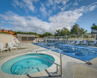 Westport Vacation Rental Walk to Beach! - Westport - Pool