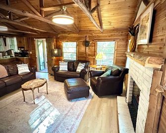 22 miles to Round Top, 3/2 w/ trailer parking, relaxing cozy cabin w/ lake, wifi - La Grange - Wohnzimmer