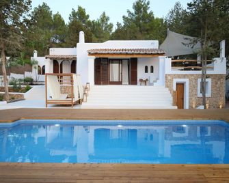 Villa near Cala Tarida with Pool - Cala Tarida - Bể bơi