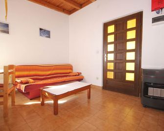 Seaside secluded apartments Cove Magrovica - Telascica, Dugi otok - 8139 - Sali - סלון