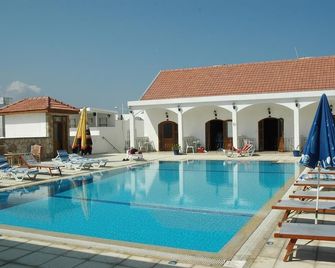 Altinkaya Holiday Resort - Kyrenia - Piscina
