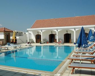 Altinkaya Holiday Resort - Kyrenia - Pool