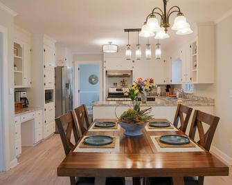 Beautiful, large home for family or friend gatherings! - Snow Hill - Dining room