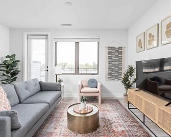Spacious 2BR in Meridian Kessler by CozySuites - Indianápolis - Sala de estar