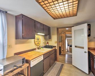 Dtwn Sheboygan Apt Above Local Bar! - Sheboygan - Kitchen