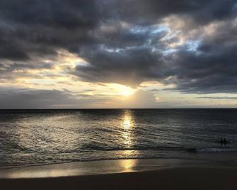 Renovated! Short Walk To Beach, Air Con. Please Inquire About Shorter Stays! - Haleiwa - Plage