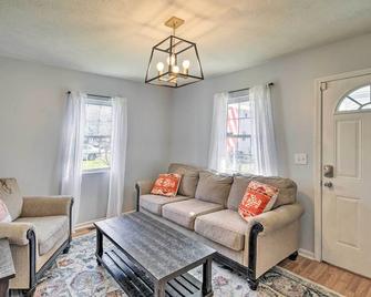 Pet-Friendly Charleston Home with Fenced Yard! - Charleston - Living room