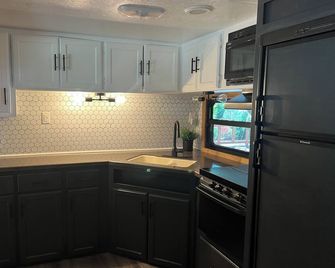 1-bedroom travel camper @ end of high valley with King Bed, hdtv, bbq,WiFi, AC - Packwood - Küche