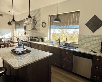 Swiss Barn Apartment. Take it easy at this unique and tranquil getaway. - Schulenburg - Cocina